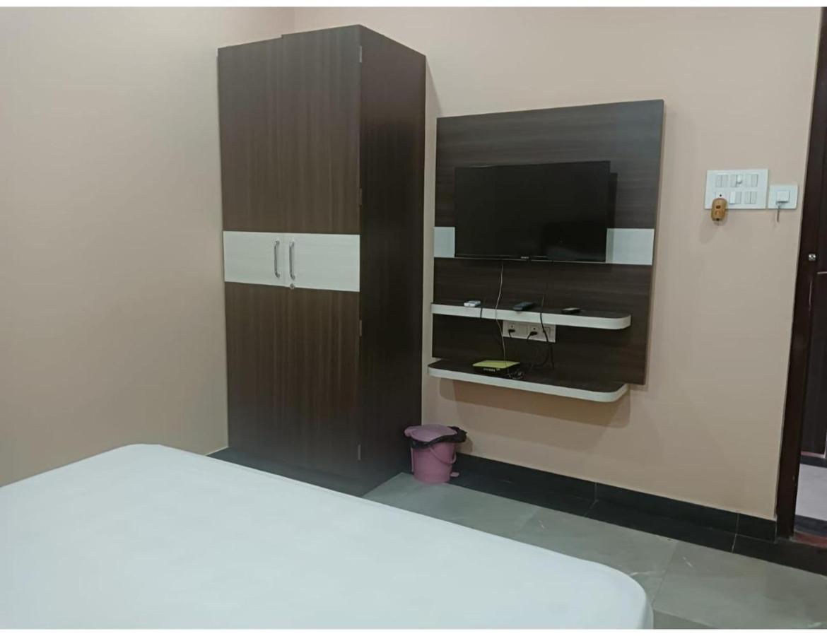 Shivam Hotel, Gorakhpur Exteriör bild